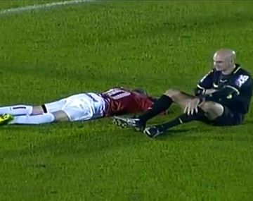 El insólito foul de un árbitro a DAlessandro en Brasil