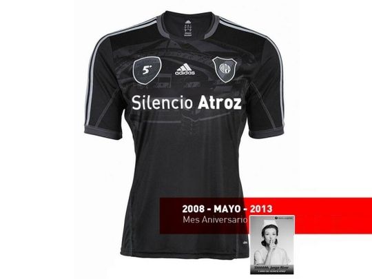 camiseta negra boca