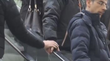 experimento social: ¿que pasa cuando un hombre le toca la mano a otro? experimento social: ¿que pasa cuando un hombre le toca la mano a otro?