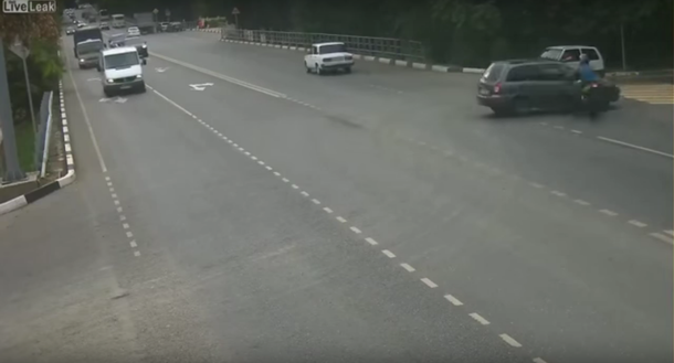 Terrible: Una moto choca contra un auto que giraba en U y casi lo vuelca