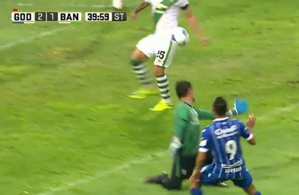 Insólito: la pelota le pegó en la cadera pero Diego Abal cobró penal