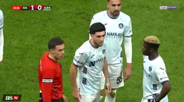 Escándalo con el equipo de Mauro Icardi en Turquía: polémico penal y abandono de su rival
