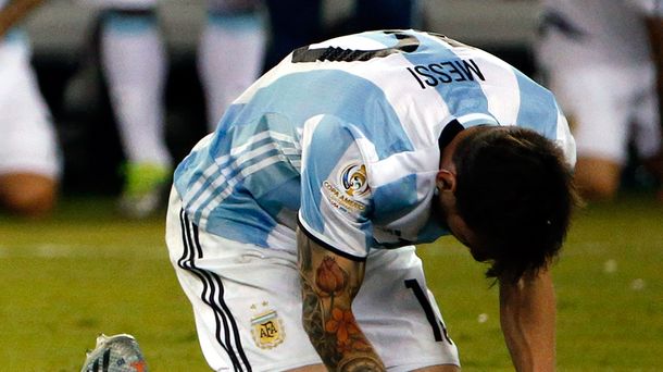 Ofrecen una fortuna por la pelota del penal errado por Lionel Messi