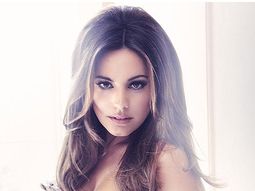 a ella le gusta distraer a la gente con sus lolas a ella le gusta distraer a la gente con sus lolas