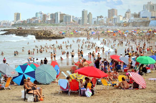 Los turistas disfrutaron a pleno en las playas de la Costa