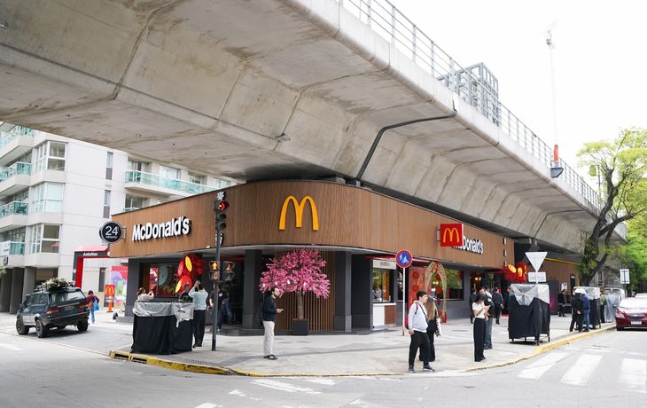 McDonalds inauguró nuevo local en el Barrio Chino, el único del país con productos inspirados en la cocina oriental