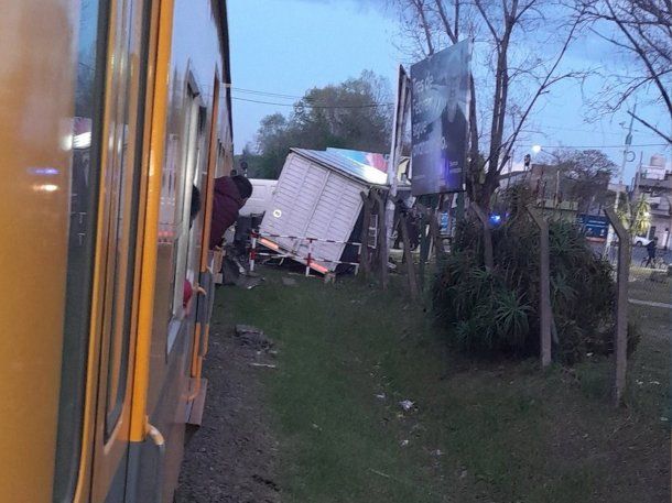 Chocaron un tren y un camión en Villa Bosch: un herido