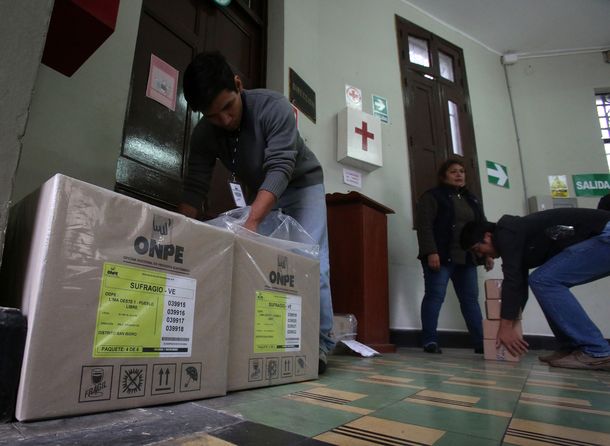 Perú va a las urnas en un balotaje reñido para elegir a su nuevo presidente