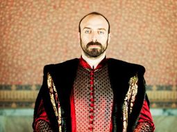 Halit Ergenç como el Sultán Suleimán