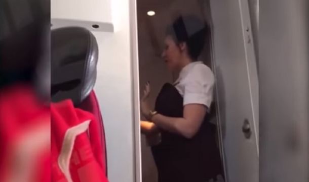 Dos pasajeros tuvieron sexo en pleno vuelo: sólo sancionaron a ella