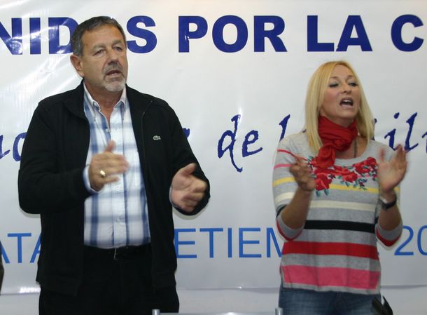Mónica López y su esposo: alejados en la política, pero unidos en la cama