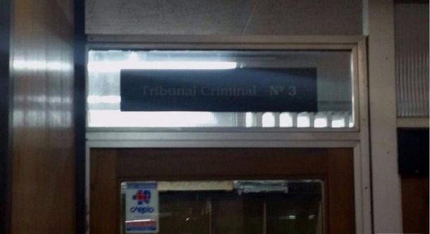 El tribunal que juzga a la mujer que atacó a su vecino