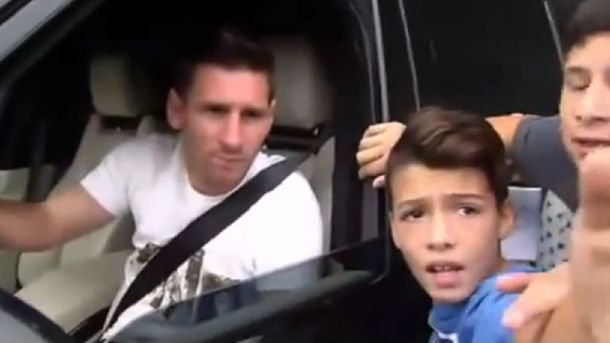 La emoción de un niño español al sacarse una foto con Lionel Messi
