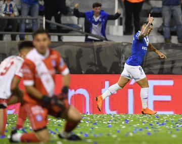 Mauro Zárate festeja el gol con el que abrió el marcador