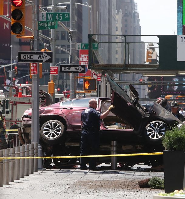 Un auto atropelló a peatones en Times Square