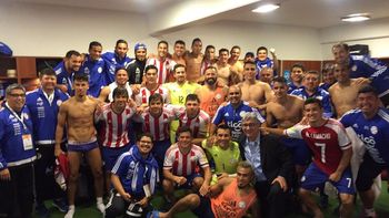 El festejo de los jugadores paraguayos en el vestuario del Mario Alberto Kempes tras el histórico triunfo ante Argentina El festejo de los jugadores paraguayos en el vestuario del Mario Alberto Kempes tras el histórico triunfo ante Argentina