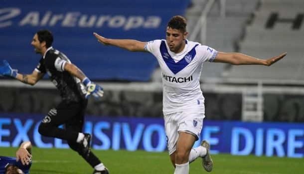 Maxi Romero celebra uno de sus goles en el último duelo de Vélez con Atlético Tucumán Maxi Romero celebra uno de sus goles en el último duelo de Vélez con Atlético Tucumán
