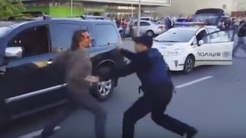 un ex campeon olimpico, a las pinas con la policia en plena calle un ex campeon olimpico, a las pinas con la policia en plena calle