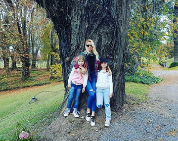 Nicole, junto a sus hijas en Salta