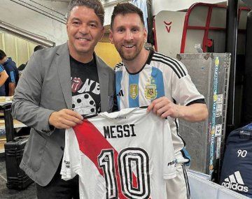 La foto perfecta de River: Marcelo Gallardo le entregó la 10 a Lionel Messi
