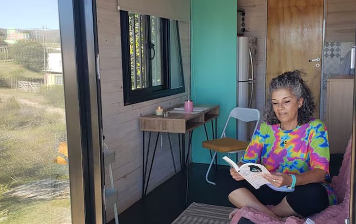 Silvia es dueña de un mini hogar container de 15 metros cuadrados en Villa Flor Serrana.