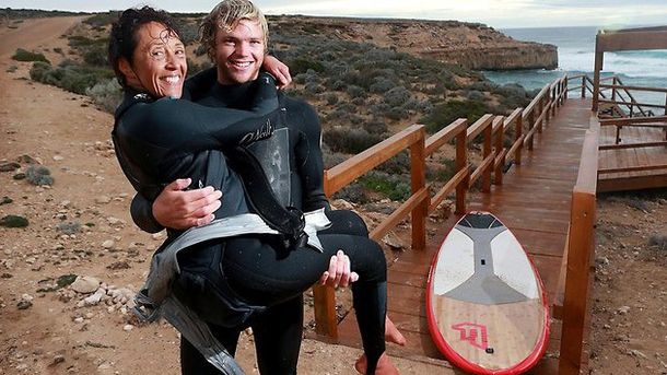 Tenía sus piernas paralizadas e igual logró hacer surf