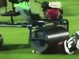 de no creer: un futbolista fue atropellado en el calentamiento y se salvo de una fractura de no creer: un futbolista fue atropellado en el calentamiento y se salvo de una fractura