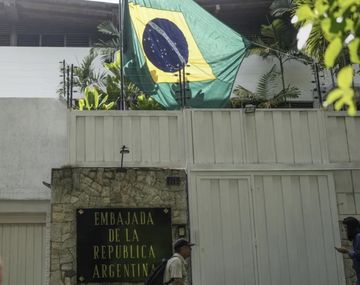 Papelón diplomático: el gobierno de Javier Milei retiene ua bandera de Brasil y Lula la reclama