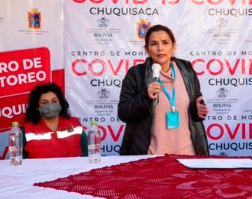 Insólito: la autoproclamada presidenta de Bolivia usa una tarjeta bloqueadora de coronavirus