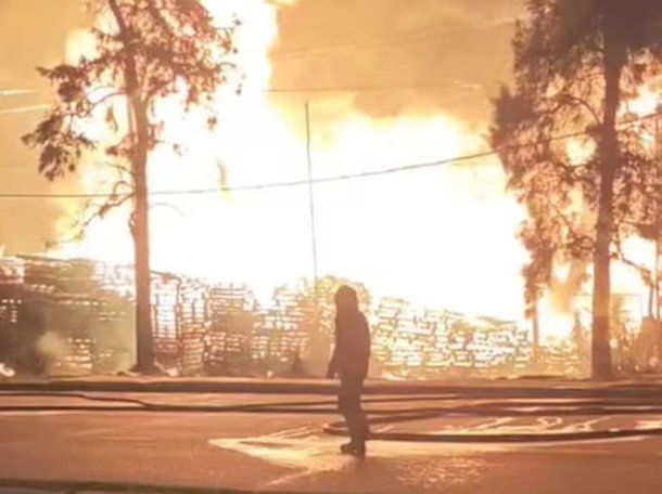 Impresionante incendio un depósito de pallets de Esteban Echeverría Impresionante incendio un depósito de pallets de Esteban Echeverría
