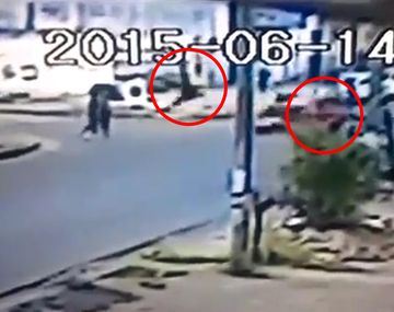 Milagro: mirá el choque entre un auto y una moto