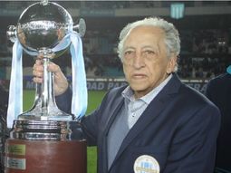 Oscar Martín alza la Libertadores durante la fiesta por el 50º del primer campeón del mundo argentino