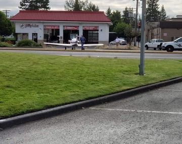 Un avión aterrizó de urgencia en plena calle