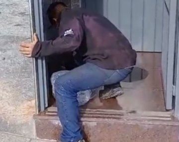 Acompañó a su madre al banco y se encontró con un hombre defecando
