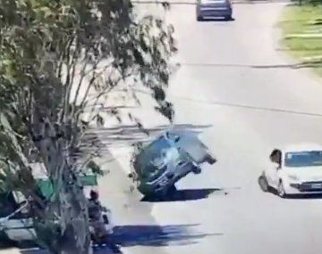 Casi vuelca y mata a dos personas en Ensenada por mirar el celular: la maniobra del milagro