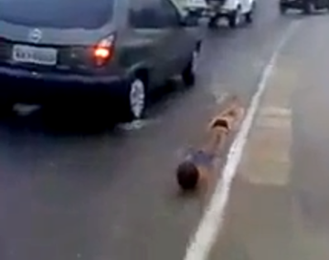 Un grupo de niños usan las calles inundadas para divertirse