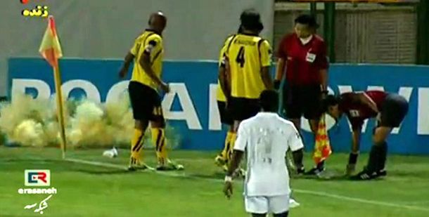 Un futbolista confundió una granada con una piedra y se salvó de milagro