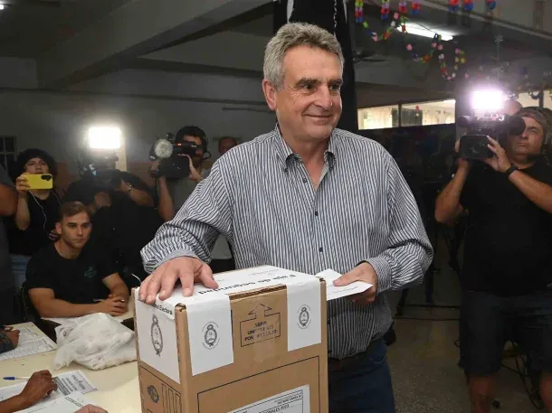 Agustín Rossi tras emitir su voto: Nuestra propuesta es un gobierno de unidad nacional que supere la grieta y dé paz