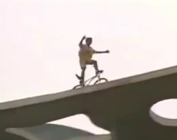 Un biker que no tiene miedo de andar al borde del abismo