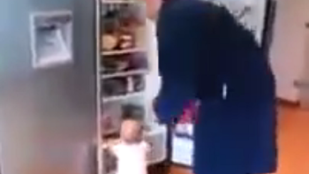 mira a dos bebes locos por entrar en la heladera mira a dos bebes locos por entrar en la heladera