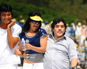 ¿Quién es la morocha sexy que acompaña a Diego en la India?