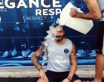 Lavezzi aceptó el desafío de Messi y se tiró el balde de agua helada
