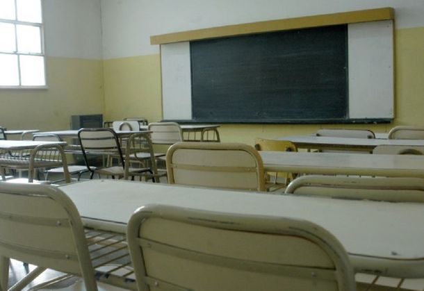 Docentes públicos y privados paran este lunes en todo el país