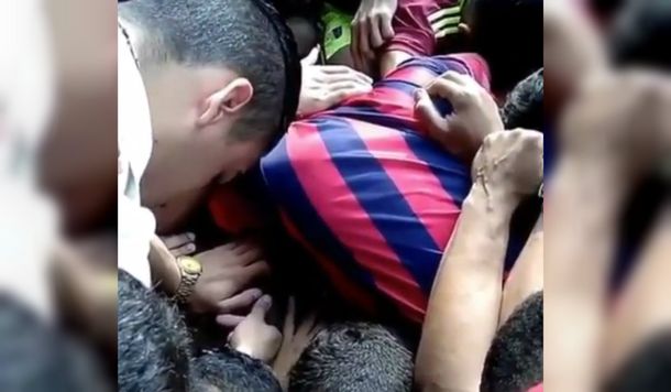 Los muchachos se despidieron de su amigo en la cancha