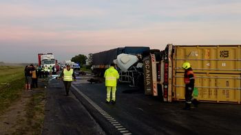 tremendo choque y vuelco de camiones en ruta 9 dejo un herido tremendo choque y vuelco de camiones en ruta 9 dejo un herido