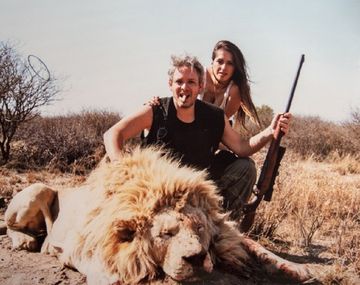 Escándalo por fotos de Garfunkel y Vannucci en un safari