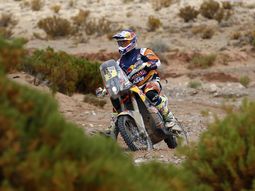 Toby Price ganó la quinta etapa en motos; Benavides, 16º