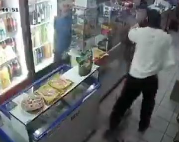 Video: entró a robar con un cuchillo a un supermercado y el dueño se le tiró encima