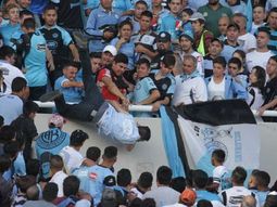 Así tiraron a Emanuel Balbo desde la tribuna de Belgrano Así tiraron a Emanuel Balbo desde la tribuna de Belgrano