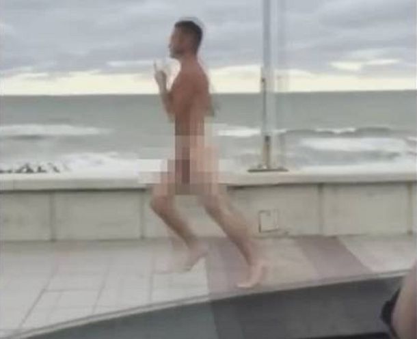 Furor por el loco de Mar del Plata: un hombre que corre desnudo por la costa